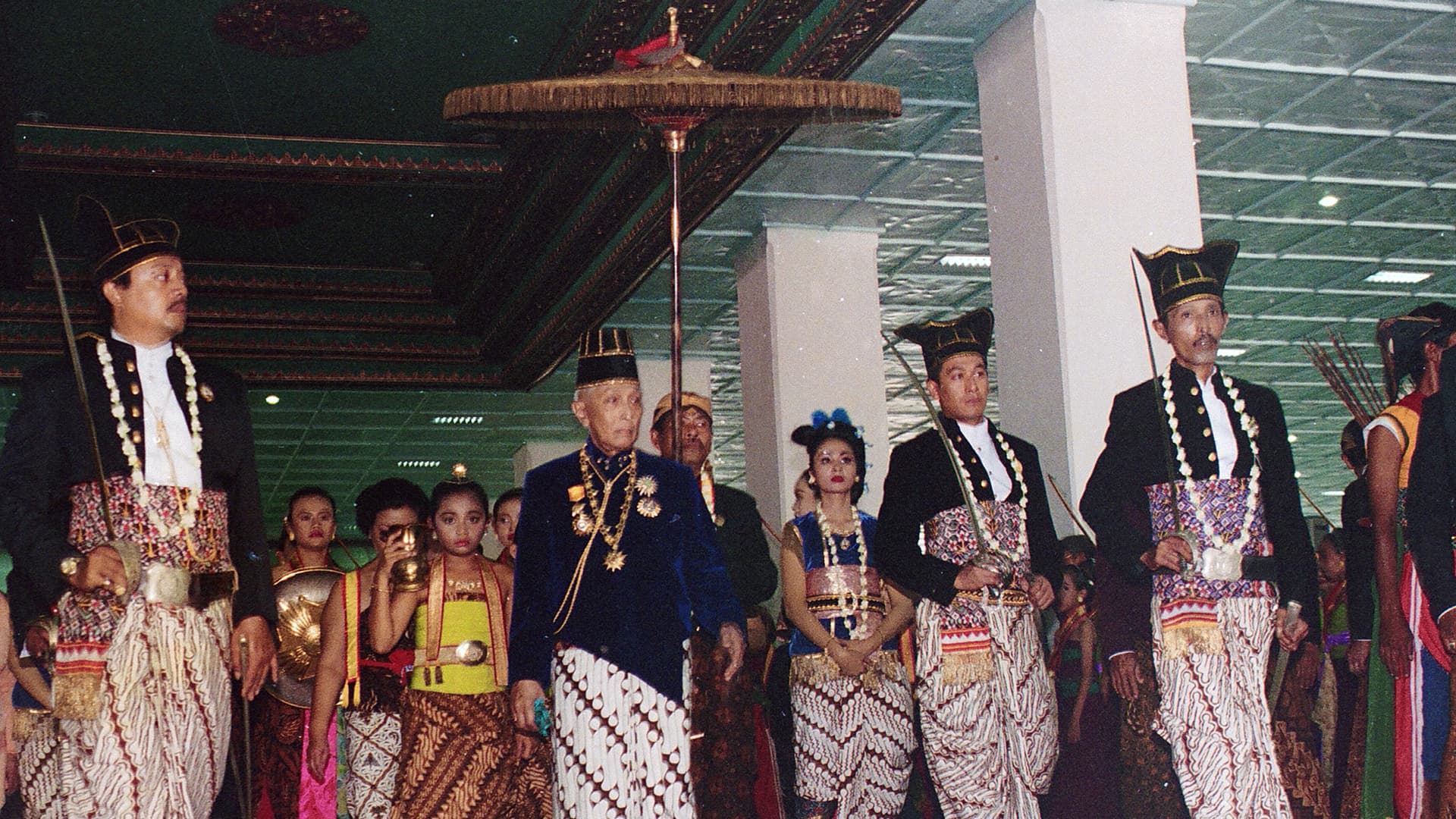 Paku Buwono XII, Fighting for Existence